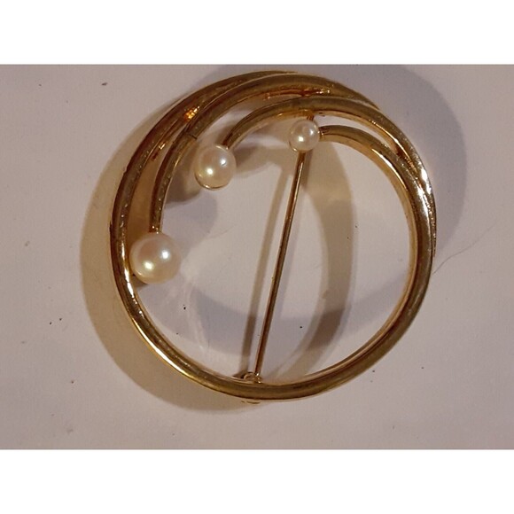 Vintage Monet faux pearls gold tone circle pin 1" brooch Mid Century Modern - Picture 2 of 2